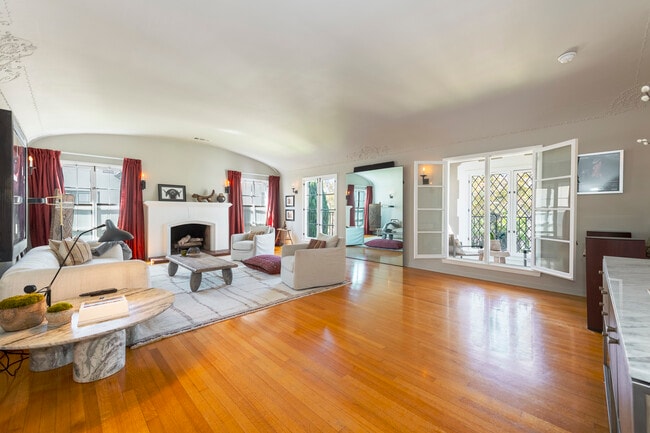 Living room - 148 S Orange Dr Unit 148 Upper