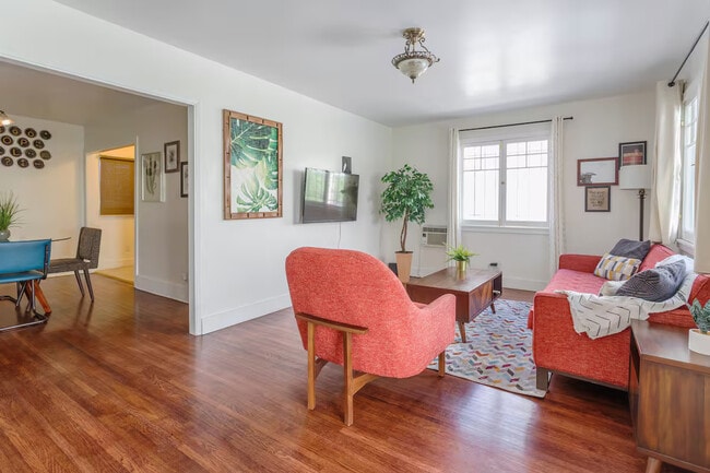 Photo - 5124 3/4 De Longpre Ave