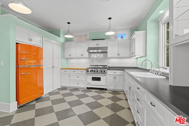 Photo - 813 Crestmoore Pl