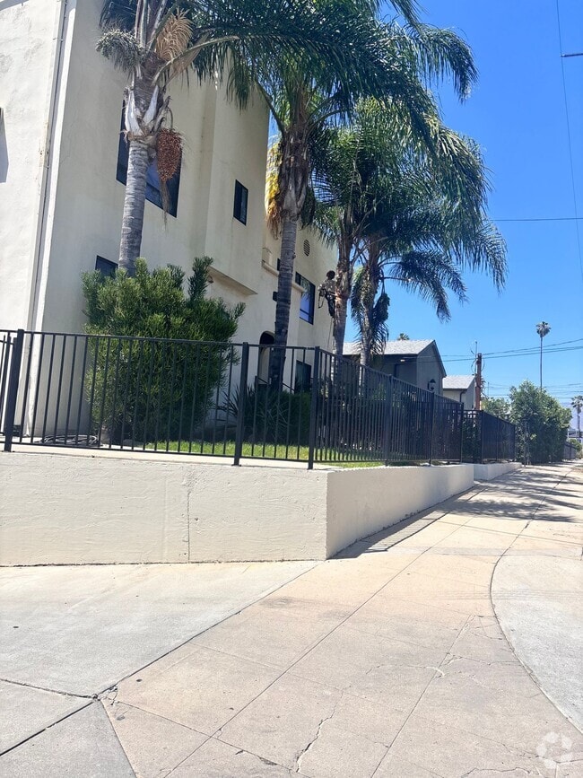Building Photo - Charming Studio located minutes from DTLA,... Unit 5 Rental