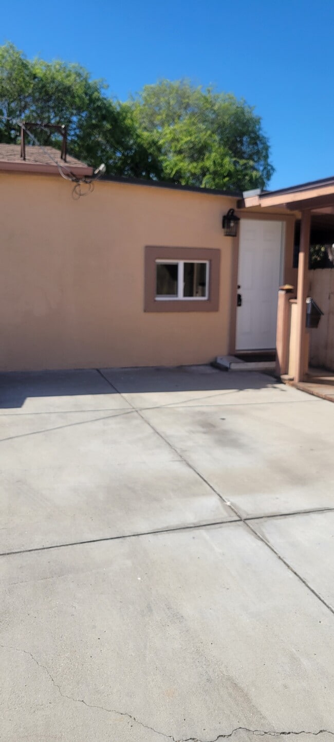 Building Photo - 1430 Peach Ave