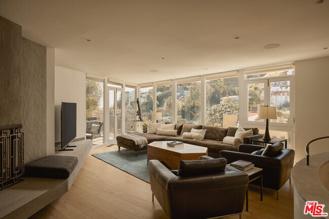 Photo - 8593 Hollywood Blvd