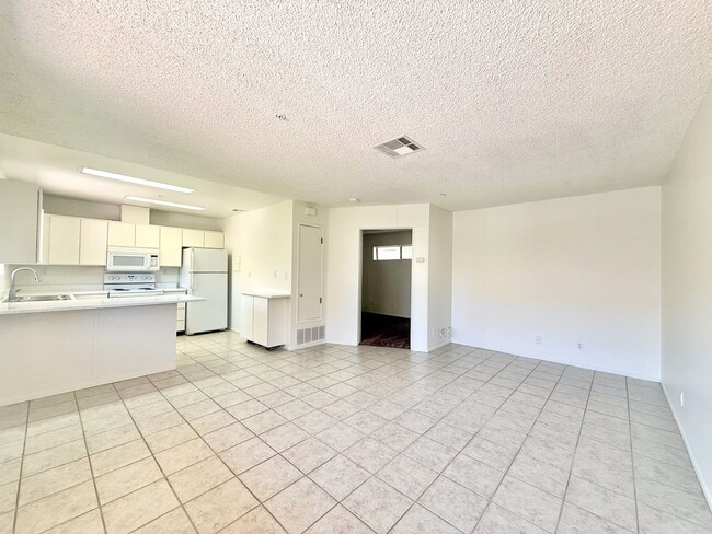 Building Photo - AVAILABLE NOW!! 1 Bedroom 1 Bathroom!! 55+ Apartment in Palm Desert Unit 06