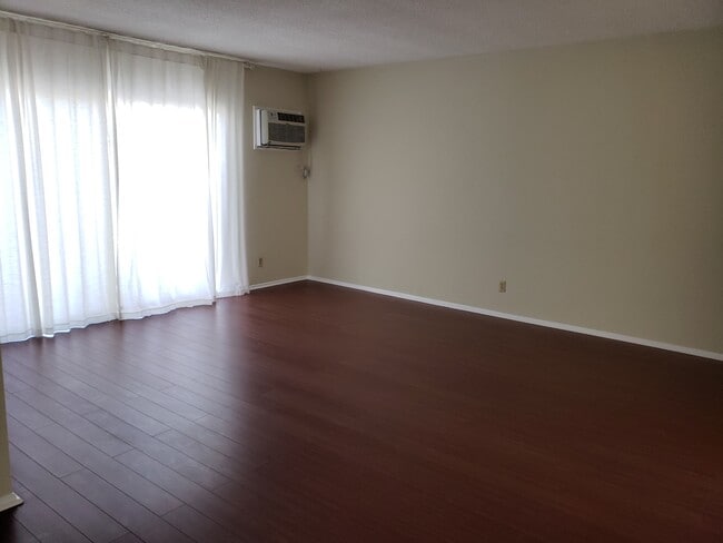 Living room - 1644 Colby Ave Unit 6