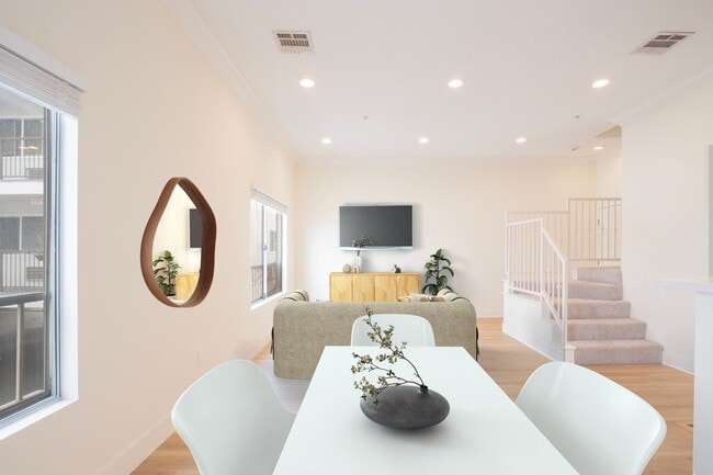 Photo - 1752 N Kingsley Dr.