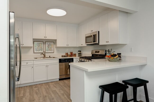 Photo - 439 W Stocker Luxury Living