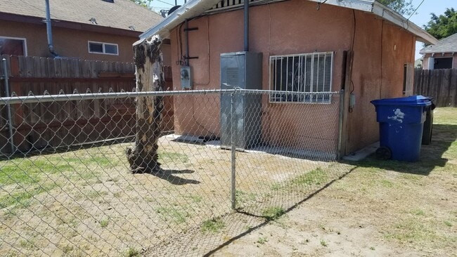 Fenced Back Yard - 5922 S San Pedro St