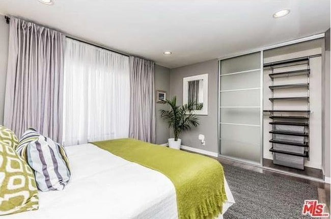 Master bedroom - 1606 S Barrington Ave Unit 6