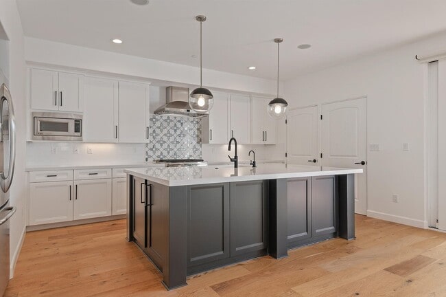 Building Photo - 105 W De La Guerra St Unit Y