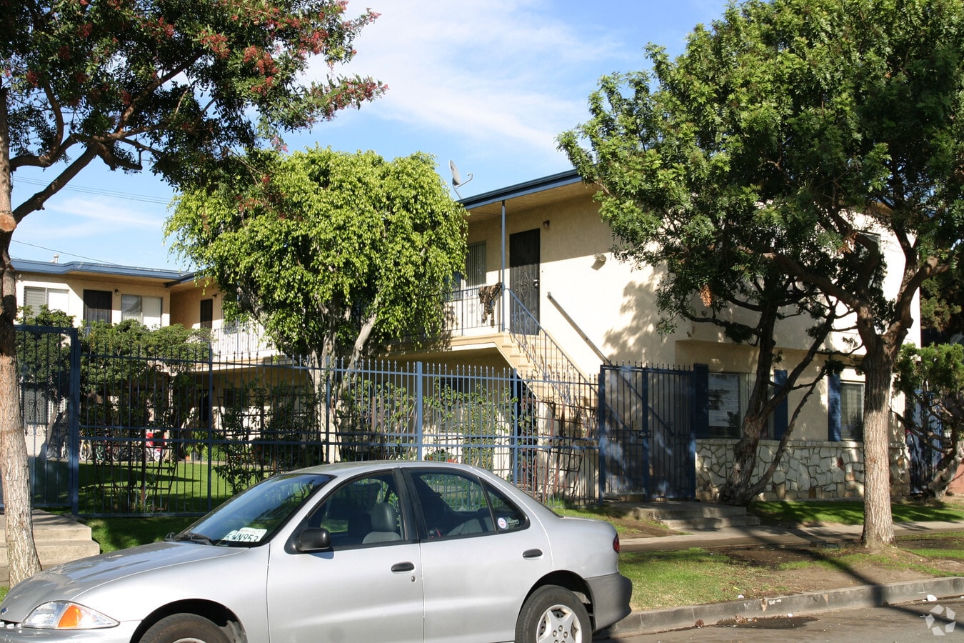 Photo - 2705-2723 E Spaulding St