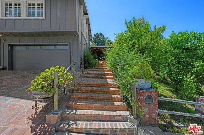 Building Photo - 16582 Calneva Dr Rental