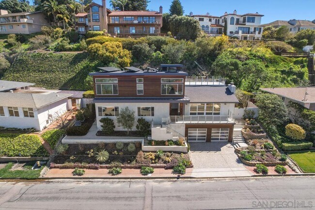 Photo - 923 Muirlands Vista Way