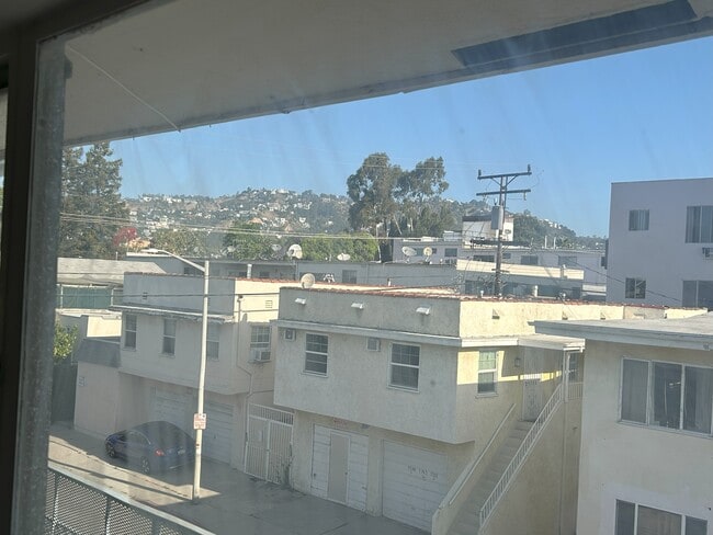 Hollywood Hills view - 7704 Romaine St Apartment Unit 8