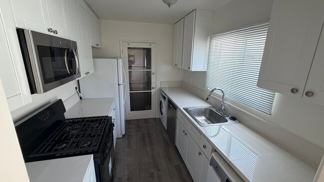 Kitchen - 1728 Grevelia St