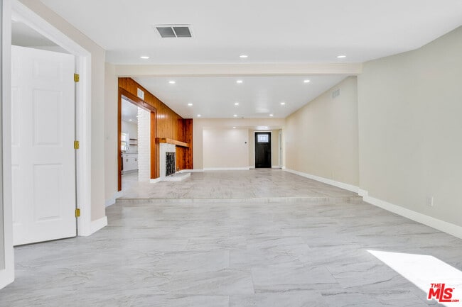 Photo - 18800 Cohasset St