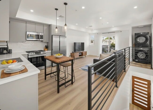 Photo - 910 N Hudson Ave Unit #910