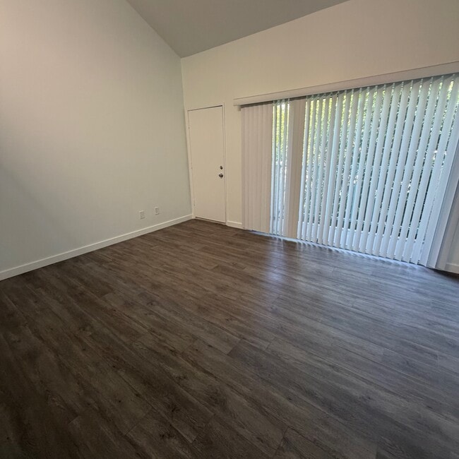 Photo - 800 E June St