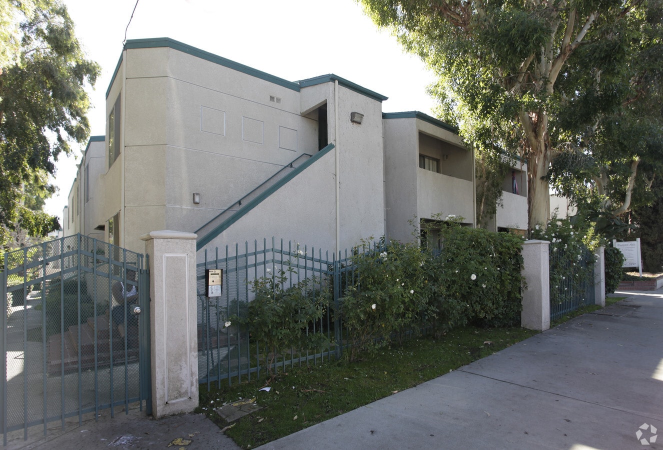 11110 Moorpark St - 11110 Moorpark St