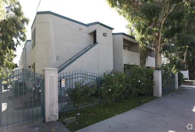 Building Photo - 11110 Moorpark St