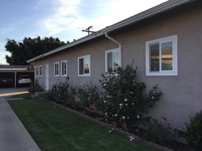 Side view of unit. Carport parking at rear of property. - 840 W 168th St Unit #B