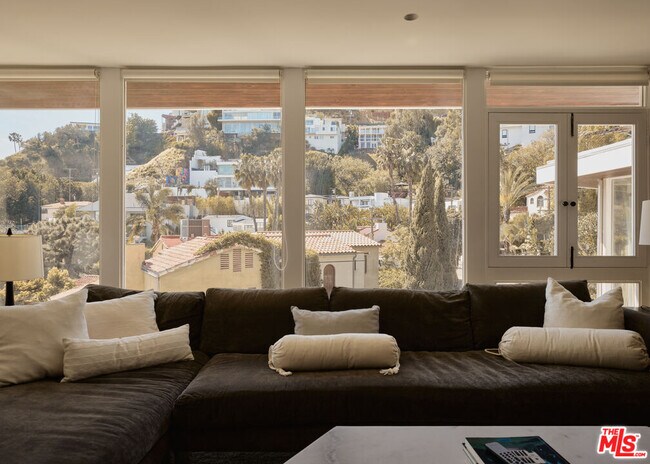 Photo - 8593 Hollywood Blvd