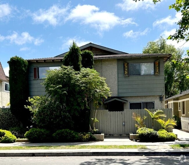 Building Photo - 2-Story 2 Bedroom Townhome with Parking