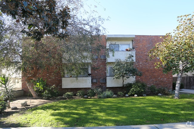 Building Exterior - Front View - 3739 Clarington Ave Rental