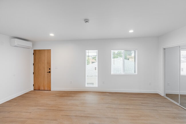 Photo - 2236 S Burnside Ave Unit 2236.5