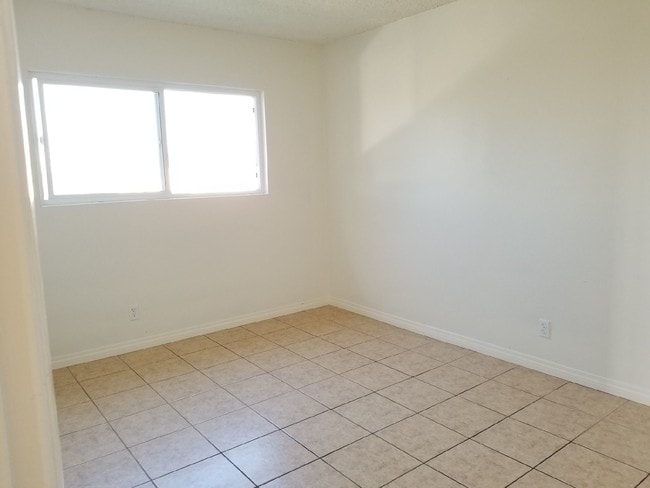 Photo - 1946 W 145th St