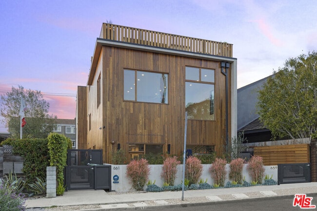 Building Photo - 661 Broadway St