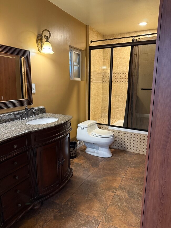 Master bathroom - 1125 Stanley Ave