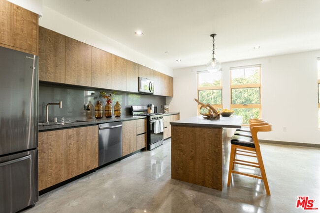 Photo - 547 N Sweetzer Ave Unit 303