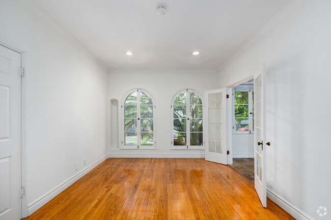 1BR, 1BA - 725SF - Living Room - 1147 6th St