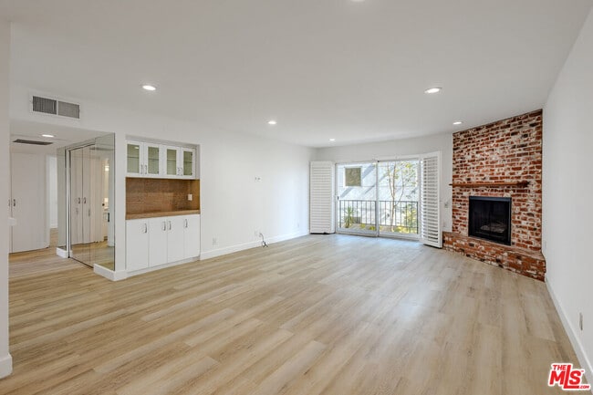 Building Photo - 2385 Roscomare Rd Unit D15