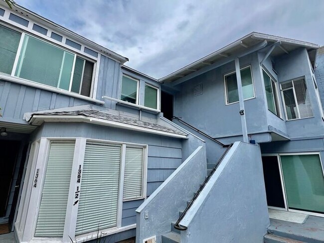 Charming 2-Bedroom Beachside Upstairs Apar... - Charming 2-Bedroom Beachside Upstairs Apar... House