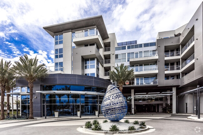 Building Photo - Elements