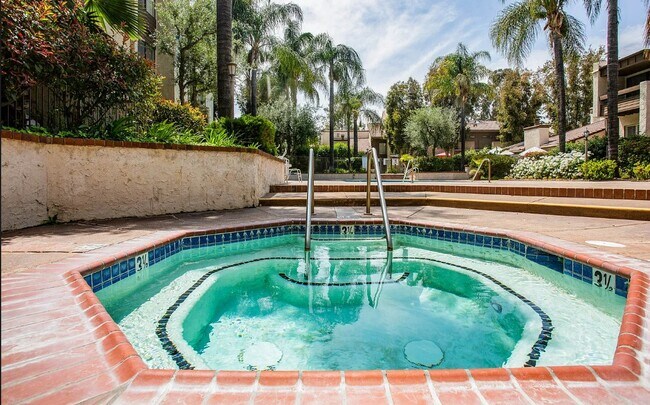 Photo - 5800 Owensmouth Ave