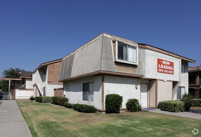 Building Photo - Village Green Rental