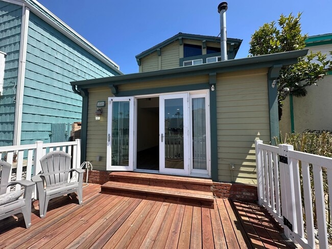 Building Photo - Huntington Beach Home