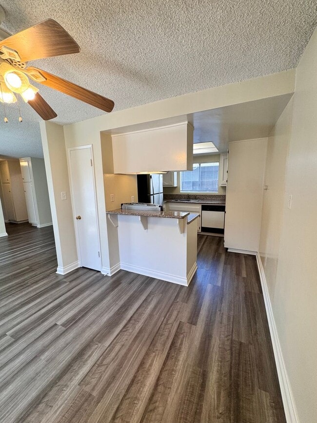 Building Photo - Beautifully Renovated 2 Bed / 1.5 Bath Apartment for Rent in Los Alamitos! Unit 2