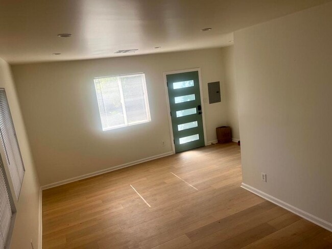 Building Photo - 5724-5726 Lemona Ave Unit 5726