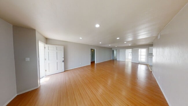 Photo - 4BD/2BA, Upgraded Kitchen! Sunroom!