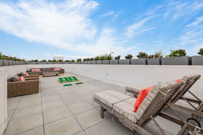 Rooftop Deck - Brynhurst Apartments