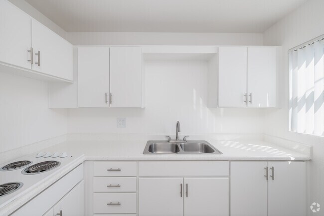 2BR, 1BA - 790SF - Kitchen - Vistan Apartments