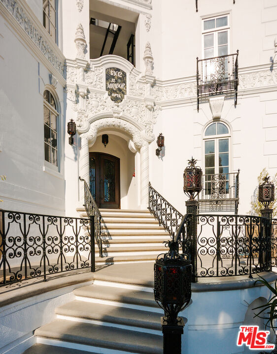 Building Photo - 1302 N Sweetzer Ave Unit 304