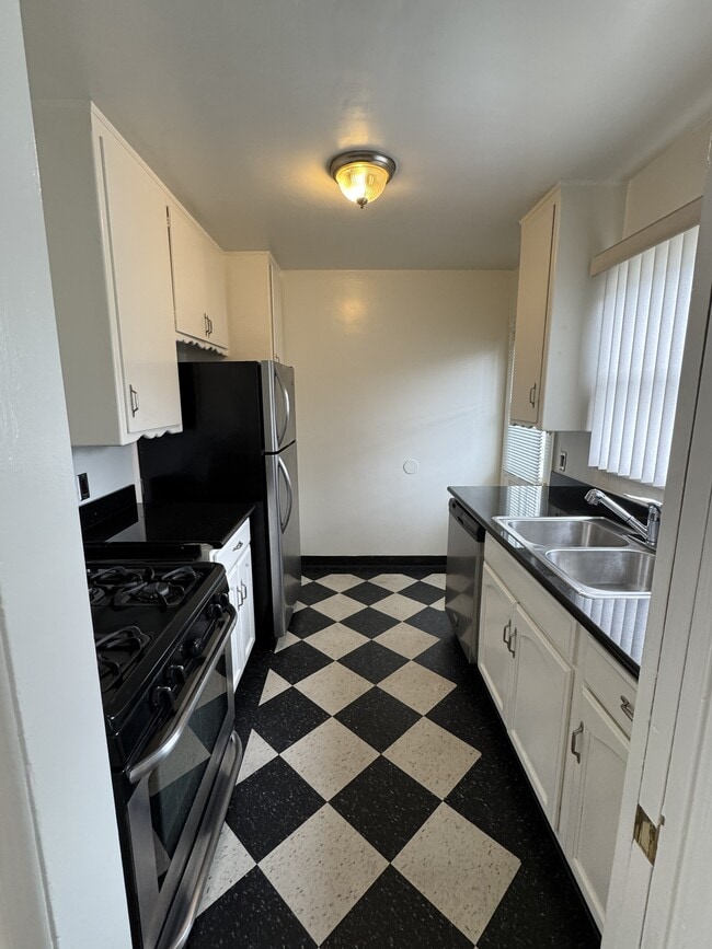 Photo - 4935-4941 Whitsett Ave