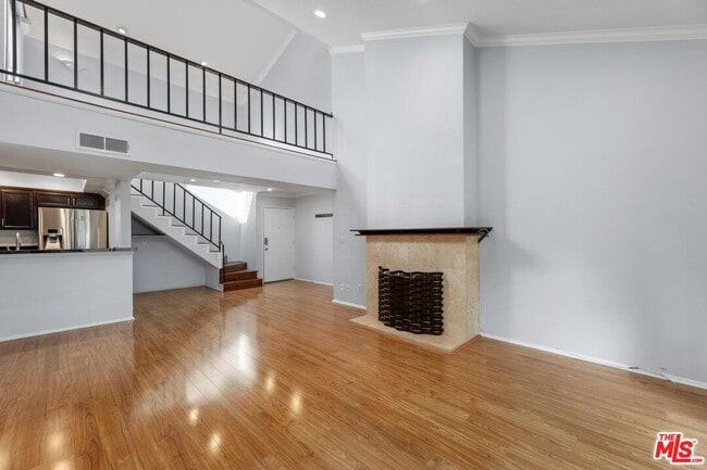 Building Photo - 5325 Newcastle Ave Unit 338