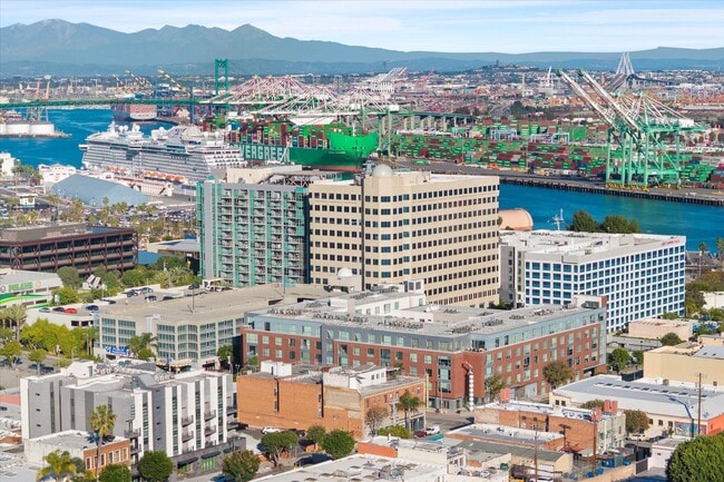 Building Photo - 285 W 6th St Unit 505