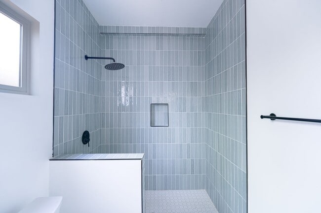 Building Photo - 2860 Webster Ave Unit 2851-1