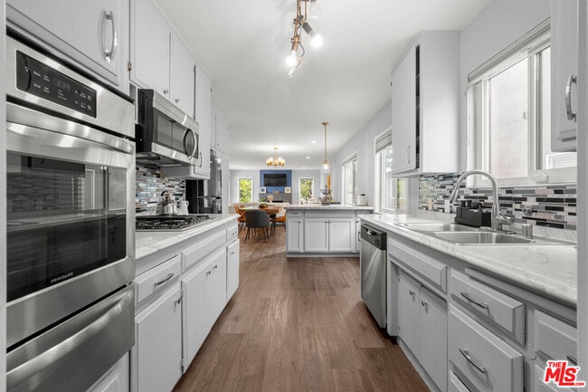 Photo - 14034 Valerio St